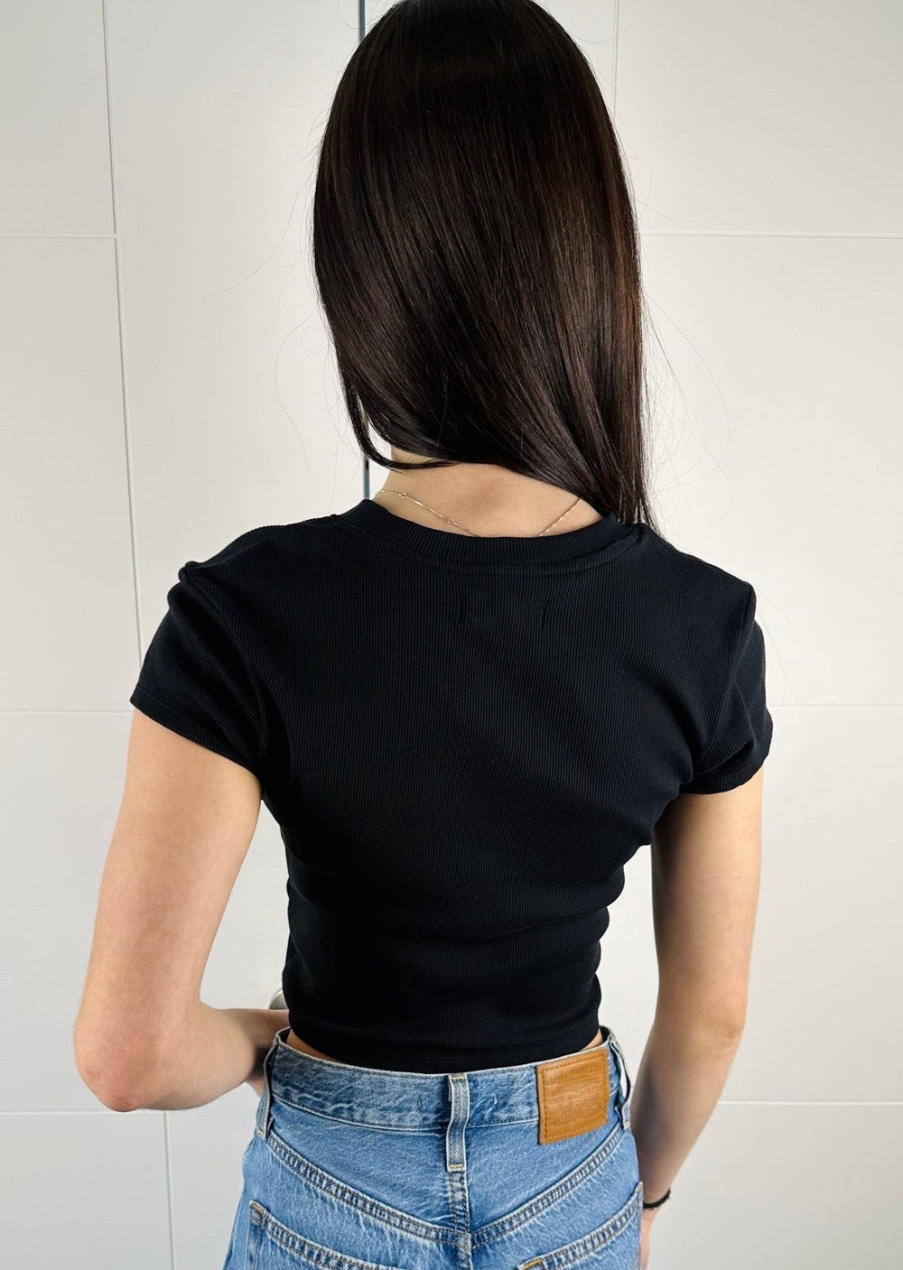Cropped Ribbed Black Tee