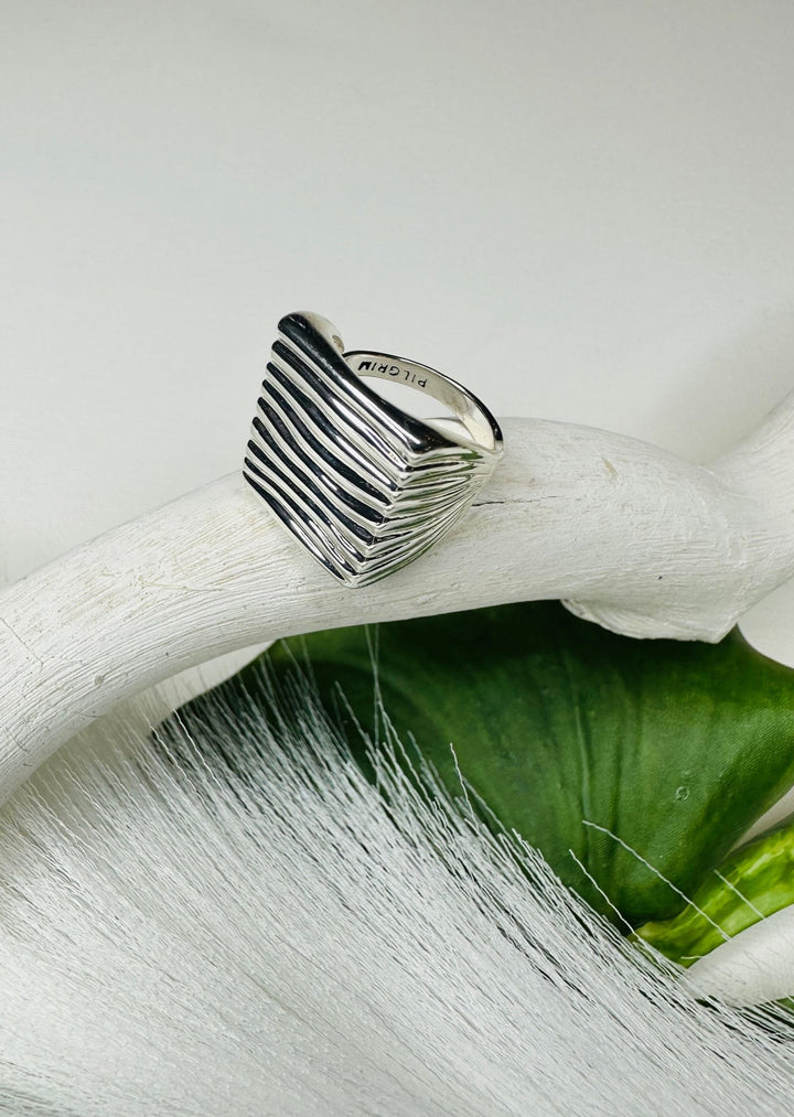 HOPEFUL WAVY SIGNET RING
