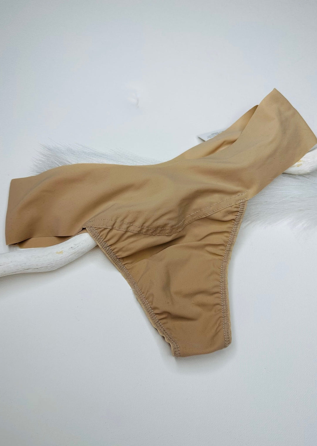 NATURAL RISE THONG